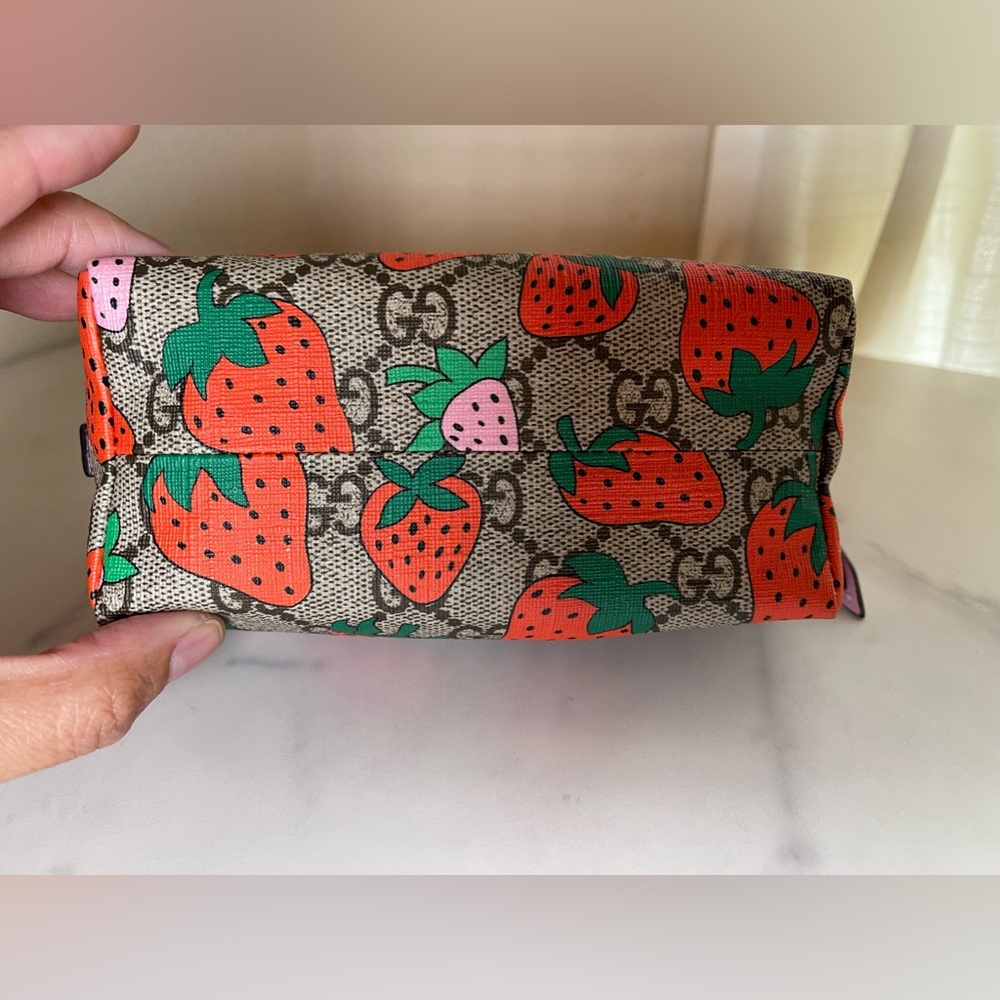 Gucci Strawberry 🍓 Pouch with GG Canvas - Picture 3 of 14